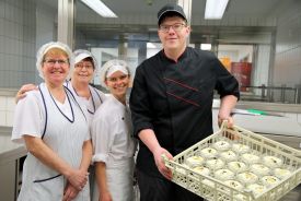 Küchenchef Benjamin Ackermann und Kolleginnen. Versorgungsabteilungen